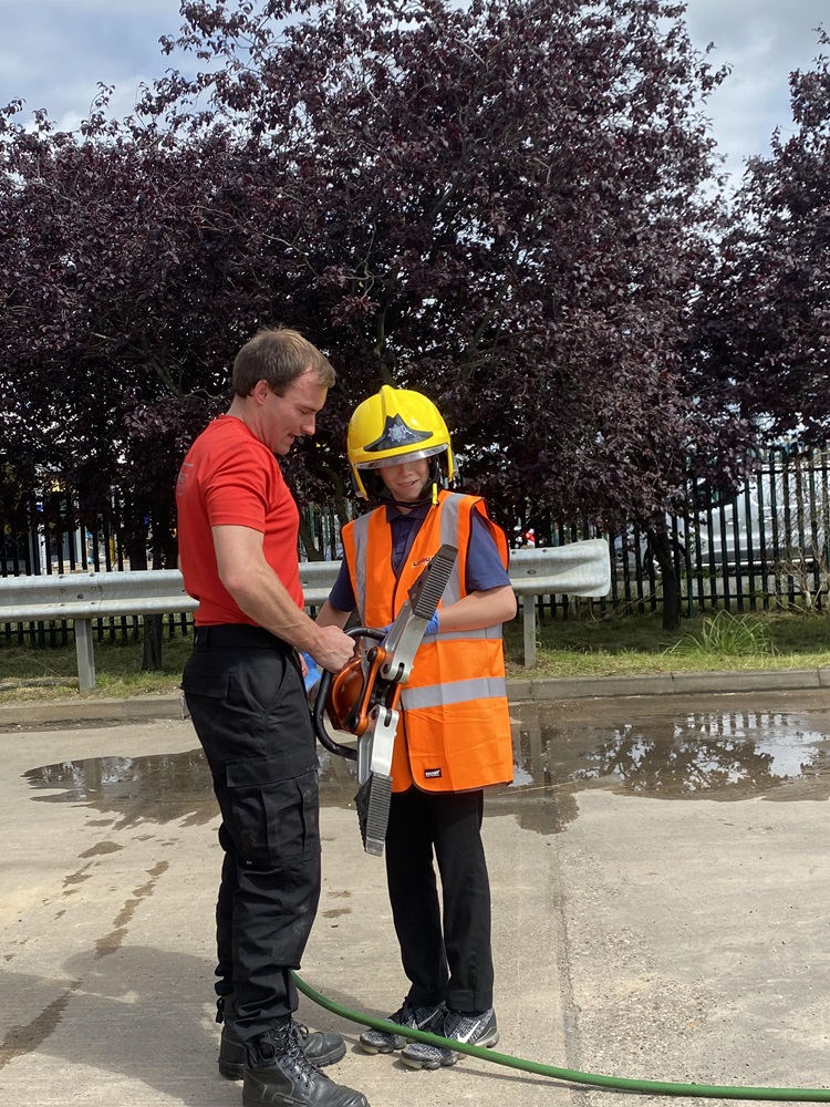 Lindum employee helps pupil work the hose