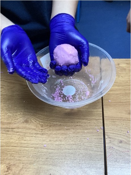 pupils holds a bath bomb 